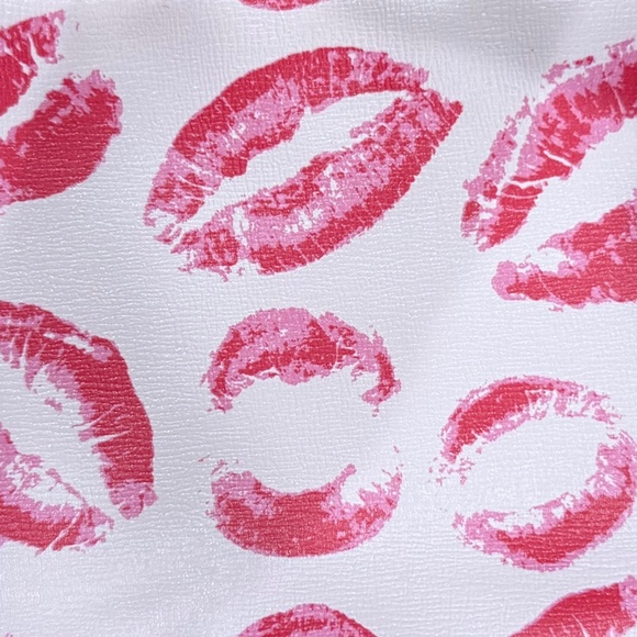 Ipsy Kiss Makeup Bag Toiletry Bag Pencil Pouch Trap Sack - Picture 1 of 3